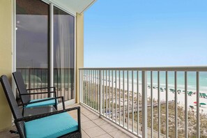 Property grounds - Summer Beach Service Included for this Spacious beachfront condo with full kitchen, shared pool and beach access (Fort Walton Beach)