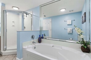 Shower, towels - Summer Beach Service Included for this Spacious beachfront condo with full kitchen, shared pool and beach access (Fort Walton Beach)