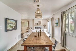 Dining - Dog-friendly home with pool, patio, full kitchen, & W/D - in a great location (Gulf Breeze)