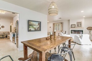 Interior - Dog-friendly home with pool, patio, full kitchen, & W/D - in a great location (Gulf Breeze)