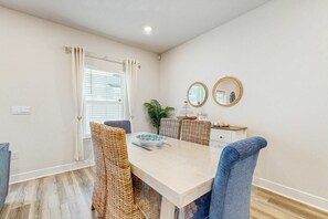 Dining - Beautiful townhouse with plenty of space, full kitchen & close to beach (Gulf Breeze)