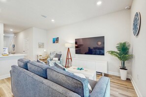 TV, table football, offices - Beautiful townhouse with plenty of space, full kitchen & close to beach (Gulf Breeze)