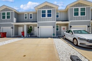 Exterior - Beautiful townhouse with plenty of space, full kitchen & close to beach (Gulf Breeze)