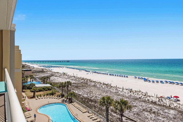On the beach - Enchanting oceanfront condo with pool, balcony, fitness area, & washer&dryer (Fort Walton Beach)