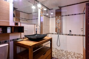 Douche, serviettes fournies