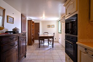 Fridge, microwave, oven, stovetop - Holiday Home 'Les Cigales' with Private Terrace, Wi-Fi and Air Conditioning (Cassis)