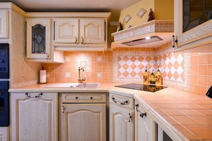 Frigorífico, microondas, horno y placa de cocina