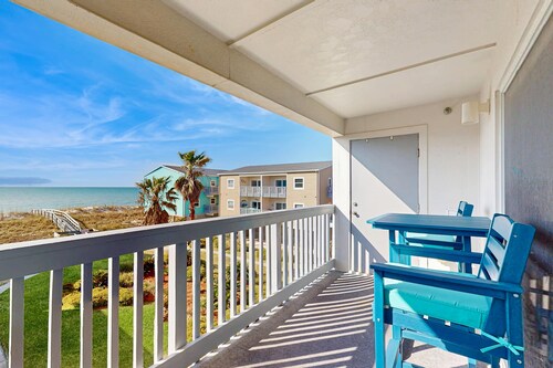 Gorgeous coastal home with plenty of space and easy beach access