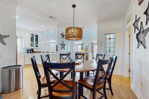 Dining - Spacious home with shared pool, large kitchen and close to beach (Pensacola Beach)
