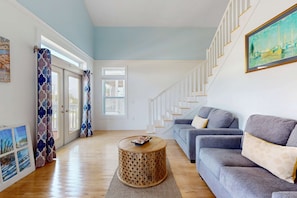 TV, video games, offices - Spacious home with shared pool, large kitchen and close to beach (Pensacola Beach)