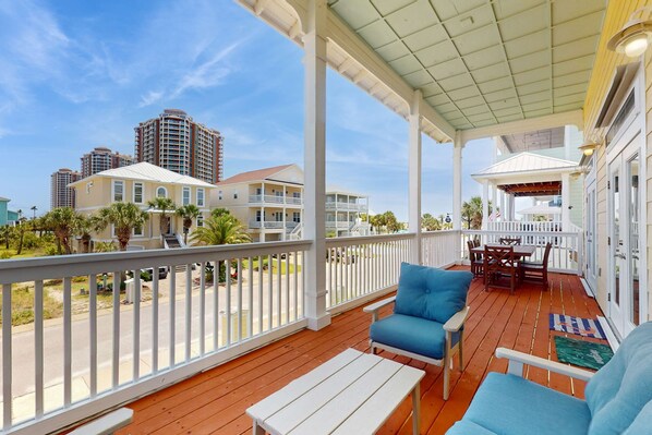 Outdoor dining - Spacious home with shared pool, large kitchen and close to beach (Pensacola Beach)