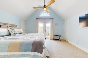 3 bedrooms, iron/ironing board, WiFi, bed sheets - Spacious home with shared pool, large kitchen and close to beach (Pensacola Beach)