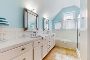 Shower, towels - Spacious home with shared pool, large kitchen and close to beach (Pensacola Beach)