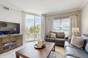TV, offices - Gorgeous beachfront condo, shared pool and beach access (Fort Walton Beach)
