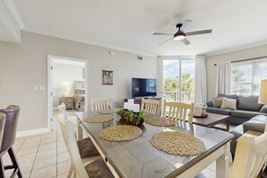 TV, offices - Gorgeous beachfront condo, shared pool and beach access (Fort Walton Beach)