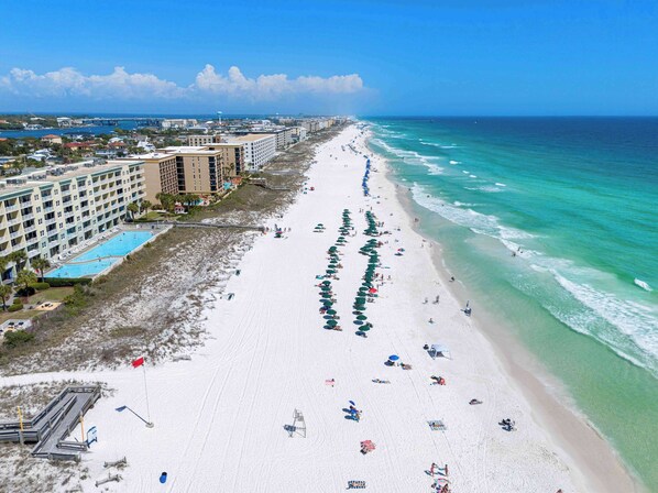 On the beach - Ground Floor, Oceanfront Condo with Ocean View, Washer/Dryer, & High-Speed WiFi (Fort Walton Beach)
