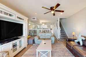 TV, offices - Lovely Condo with Bay Views, Free WiFi, Pool - Walk to Beach, Snowbirds Welcome (Pensacola Beach)