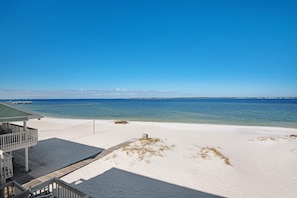 On the beach - Lovely Condo with Bay Views, Free WiFi, Pool - Walk to Beach, Snowbirds Welcome (Pensacola Beach)