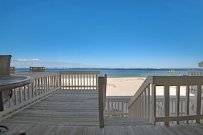 Property grounds - Lovely Condo with Bay Views, Free WiFi, Pool - Walk to Beach, Snowbirds Welcome (Pensacola Beach)