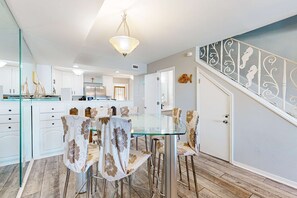 Dining - Lovely Condo with Bay Views, Free WiFi, Pool - Walk to Beach, Snowbirds Welcome (Pensacola Beach)