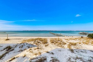 On the beach - Lovely Condo with Bay Views, Free WiFi, Pool - Walk to Beach, Snowbirds Welcome (Pensacola Beach)