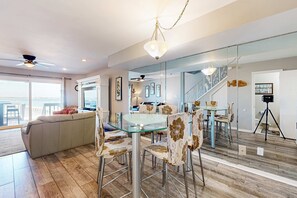 Dining - Lovely Condo with Bay Views, Free WiFi, Pool - Walk to Beach, Snowbirds Welcome (Pensacola Beach)