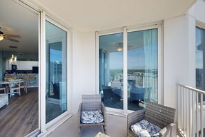 Interior - Water-view 11th-floor condo with hot tub, heated pool, tennis, sauna, gym, W/D (Destin)