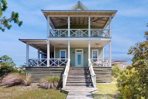 Coastal cottage with private W&D, WiFi, and shared pool