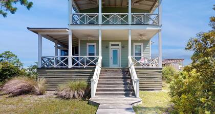 Coastal cottage with private W&D, WiFi, and shared pool