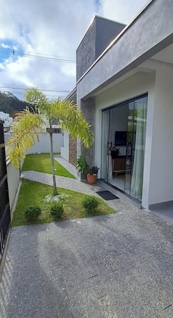 Property grounds. House in Penha, close to the beaches and Beto Carrero World. Game room. Pet-friendly