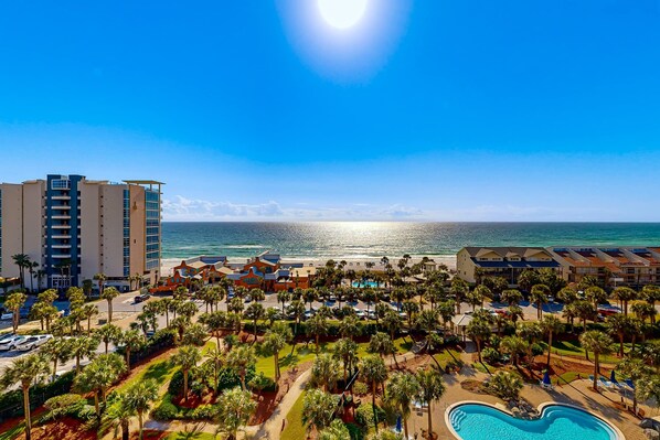 Pool - Bright & sleek condo w/shared pool, fitness center, grill area - water views (Destin)
