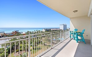 Property grounds - Stylish beach condo with gulf views, shared pool, gym & WiFi - walk to the beach (Destin)