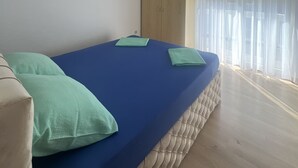 A bedroom with a bed, a wardrobe, and a window with sheer curtains. - Apartment Lavaran 3 in Vir (Vir)