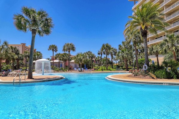 Pool - Elegant condo w/sweeping gulf views, shared pools, snack bar & grill area (Destin)