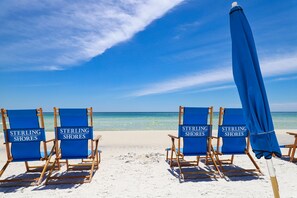 Beach nearby - Elegant condo w/sweeping gulf views, shared pools, snack bar & grill area (Destin)