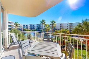 Outdoor dining - Island condo with pool, Gulf-view balcony, lazy river, beach access, & bunk beds (Fort Walton Beach)