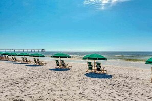 On the beach - Island condo with pool, Gulf-view balcony, lazy river, beach access, & bunk beds (Fort Walton Beach)