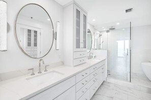 Shower, towels - Gulf-front gem with pool, hot tub, beach access, balcony & panoramic view (Destin)