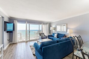 TV, DVD player, offices - Inviting Oceanfront Condo with pool, Gym, Tennis, Gulf Views (Miramar Beach)