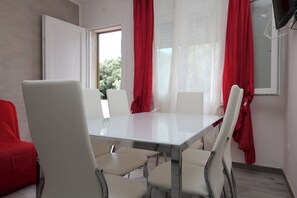 Apartment, 2 Bedrooms, Garden View | Ruang makan