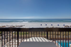 A balcony with a view of a beach and a swimming pool. - 4th Floor Welcoming Condo, On-site pool w bar & restaurant (Destin)
