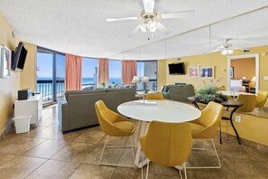 Interior - Open Unit, On-site pool w/ hot tub/splash pad, Restaurant/bar, water view (Destin)