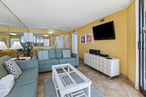TV, DVD player, offices - Open Unit, On-site pool w/ hot tub/splash pad, Restaurant/bar, water view (Destin)