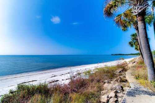 2-story beach cottage with pools, hot tub, gym, patio, & AC - dog-friendly