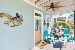 Terrace/patio - 2-story beach cottage with pools, hot tub, gym, patio, & AC - dog-friendly (Port St. Joe)