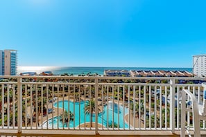 Property grounds - Sleek beach condo w/water views & shared facilities for guest use (Destin)