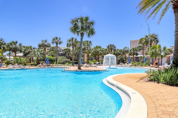 Pool - Sleek beach condo w/water views & shared facilities for guest use (Destin)