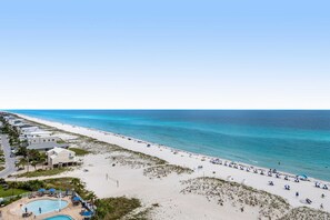 On the beach - Oceanfront Condo with Free WiFi, Central AC, W&D, Shared Hot Tub, Outdoor Pool, Gym (Pensacola Beach)