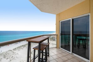 Property grounds - Oceanfront Condo with Free WiFi, Central AC, W&D, Shared Hot Tub, Outdoor Pool, Gym (Pensacola Beach)