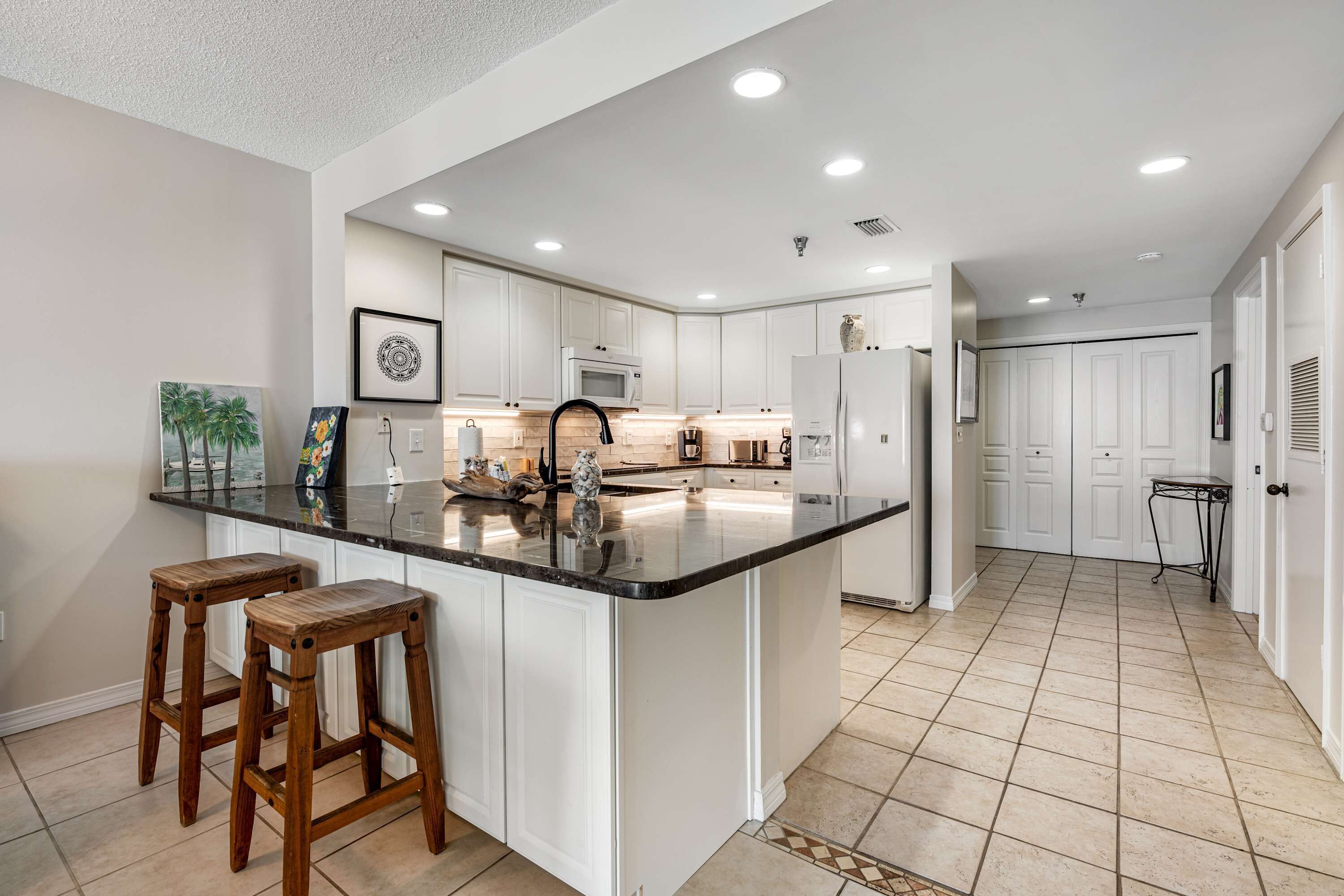 Coffee/tea maker, fridge, microwave, oven